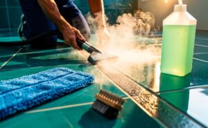 Illustration von einem Putzexperten, der Fliesen und Fugen mit pH‑neutralem Reiniger, Dampfreiniger und Mikrofaser statt herkömmlicher Mittel säubert